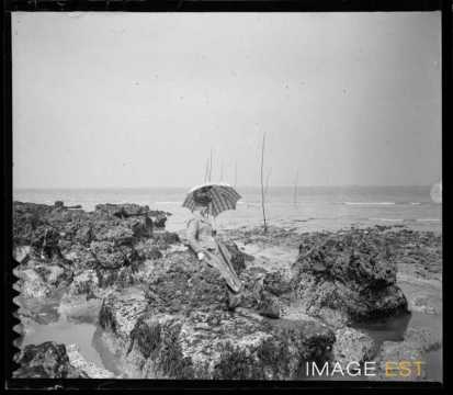 Femme assise sur les rochers (Dieppe)